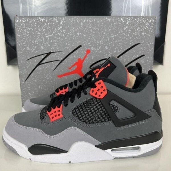 NIKE AIR JORDAN RETRO 4