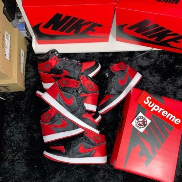 Alternative view of NIKE AIR JORDAN RETRO 1 HIGH