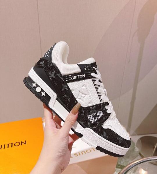 Alternative view of LOUIIS VUITTON TRAINER BLACK WHITE
