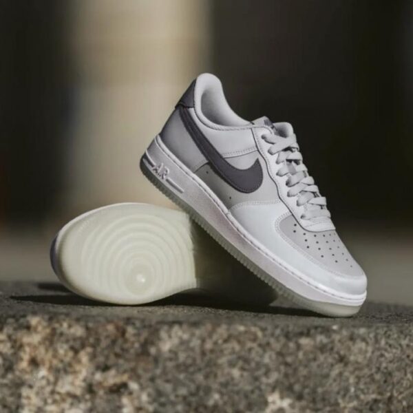 Alternative view of NIKKE AIRFORCE 1 LOW LIGHT CARBON PURE PLATINUM
