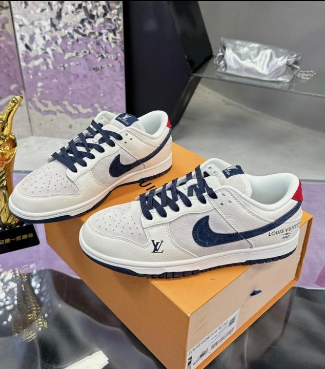 LOUUIS VUITTON X NIKKE SB DUNK LOW NAVY - Image 3